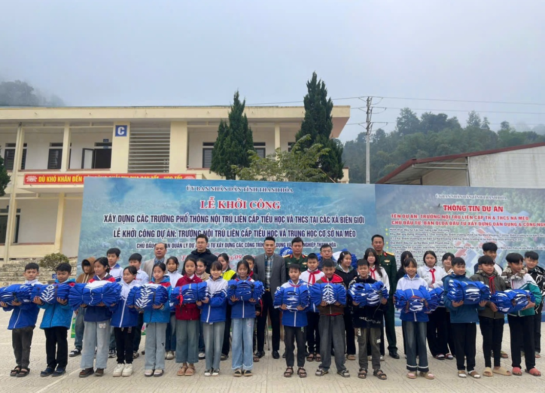 Trao tặng áo đồng phục đến với học sinh vùng khó khăn tại Thanh Hóa